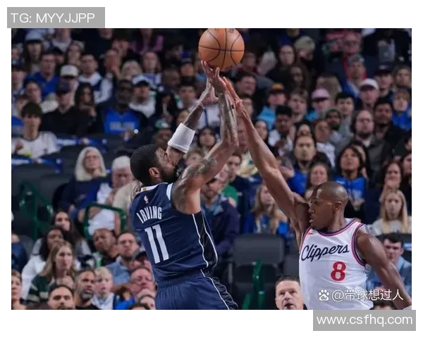 快船与独行侠激战正酣双方球员拼尽全力争夺胜利